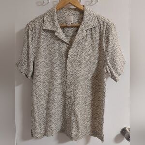 INDUSTRY Relaxed Short-Sleeve Button-Down Shirt in Cream with Geometric Print